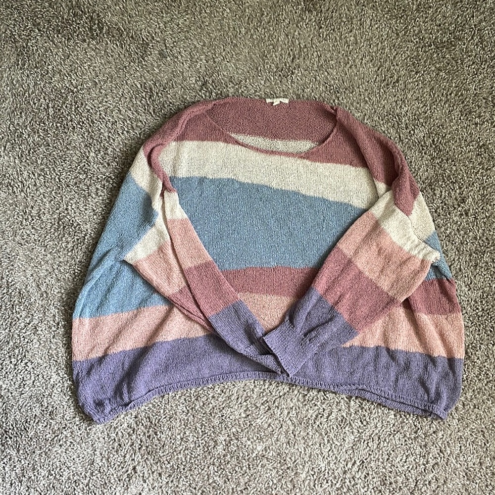 Gently worn. Lightweight sweater. Size S/M. Does have one spot of pulling.